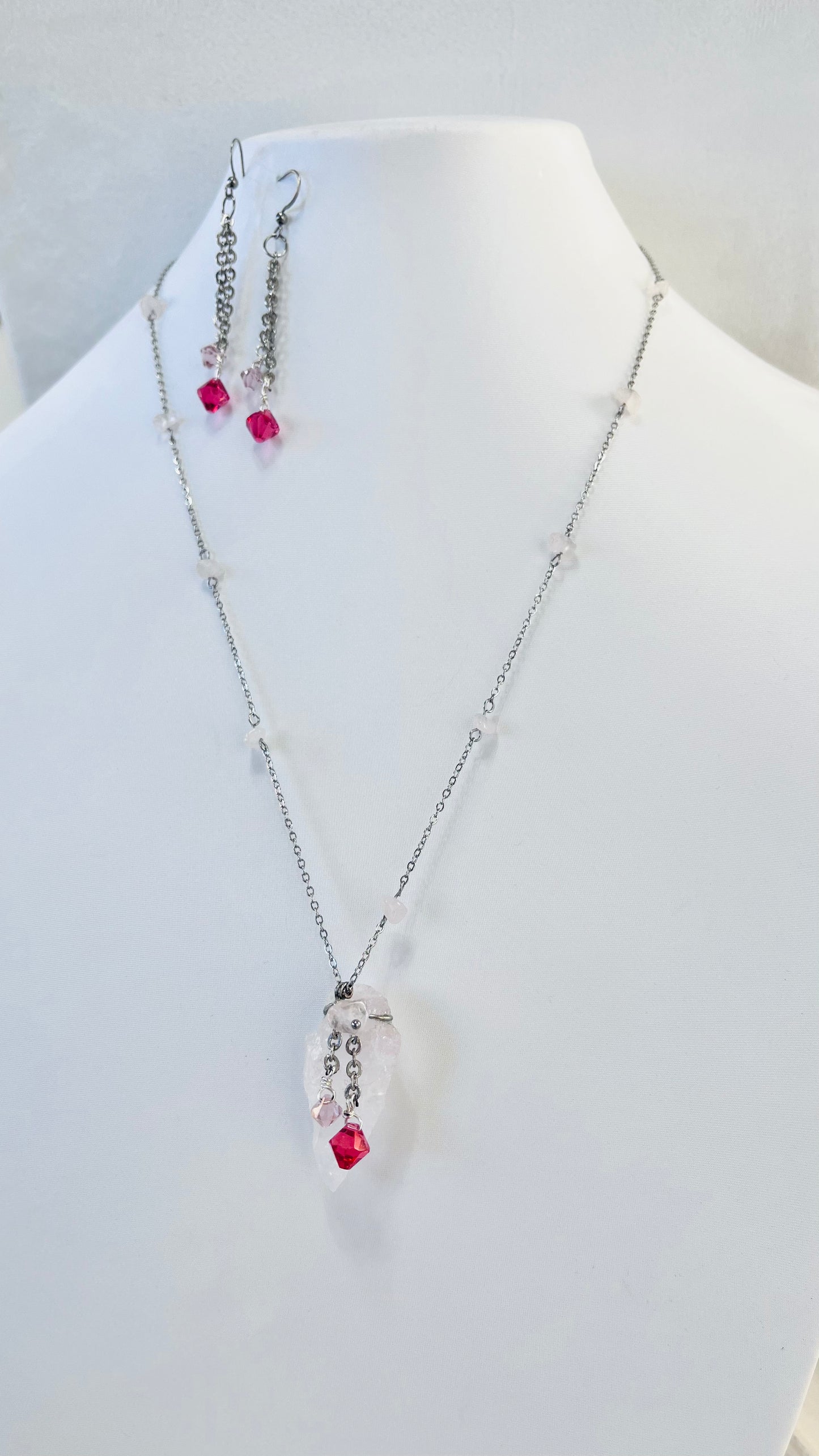 Destellos de Serenidad: Collar Largo de Cuarzo con chispa de Cristal Swarovski - K.Beloved LLC