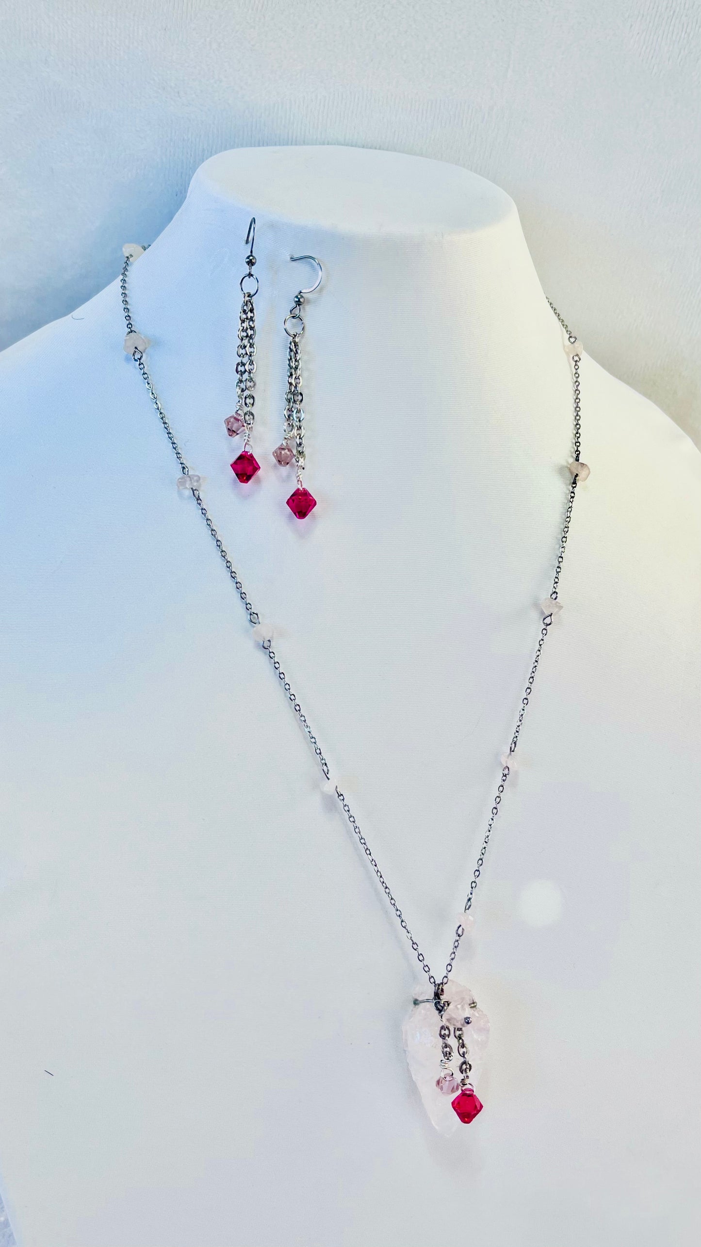 Destellos de Serenidad: Collar Largo de Cuarzo con chispa de Cristal Swarovski - K.Beloved LLC