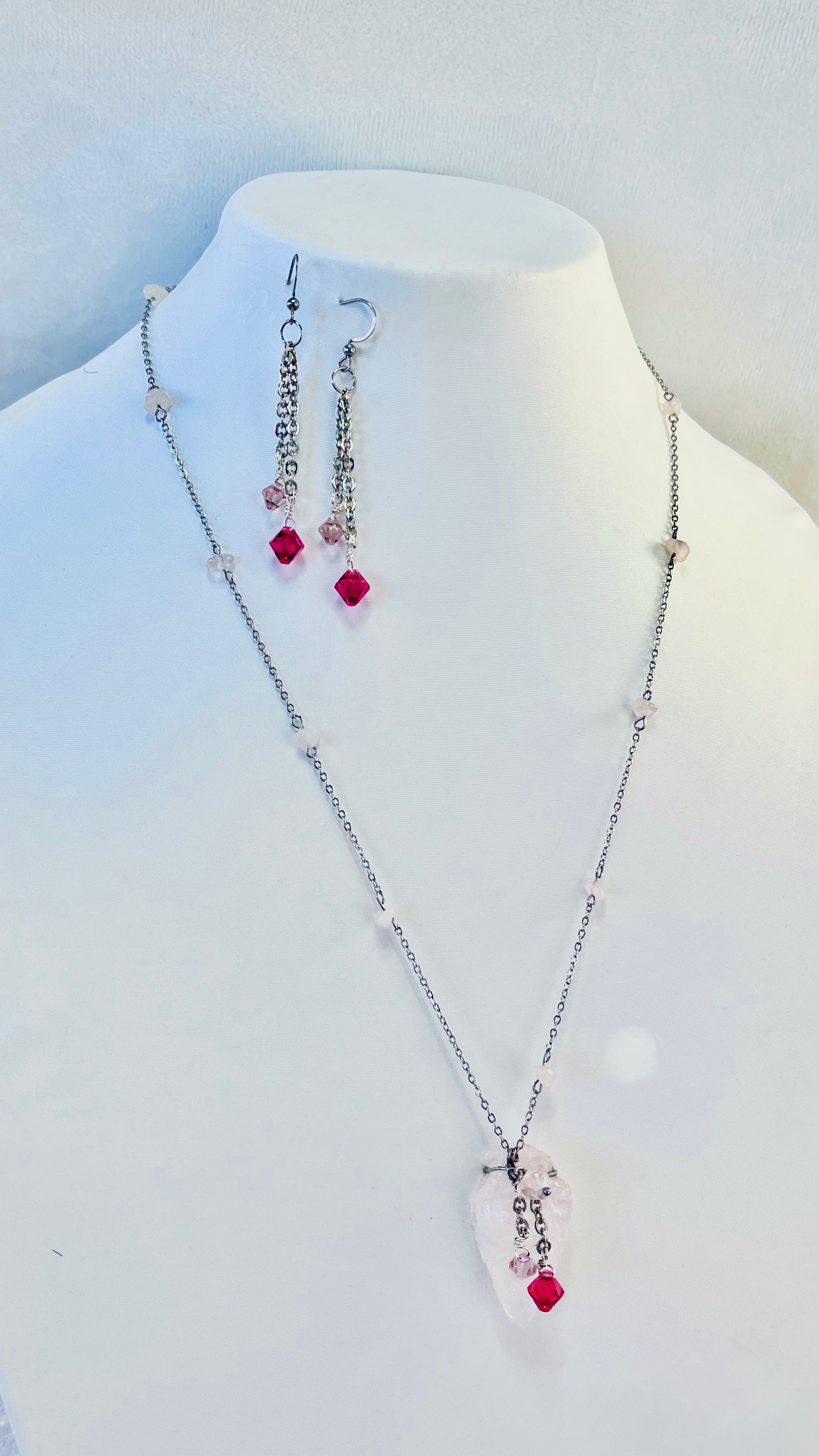 Destellos de Serenidad: Collar Largo de Cuarzo con chispa de Cristal Swarovski - K.Beloved LLC