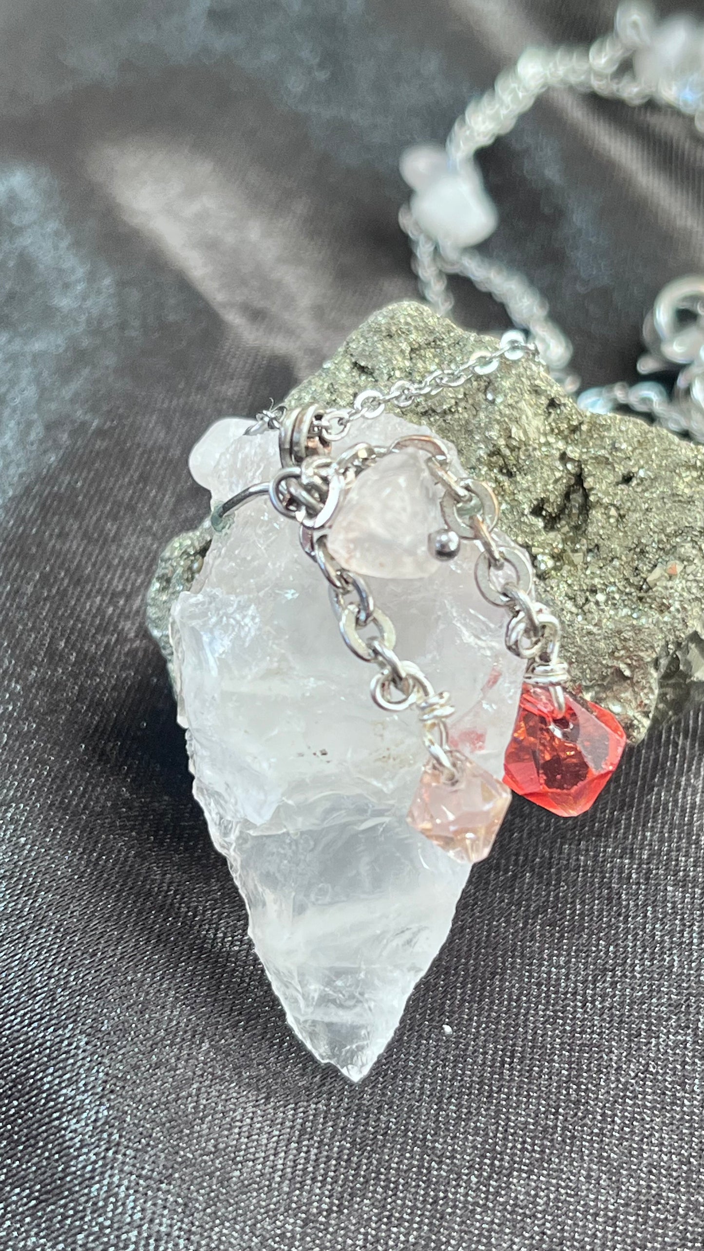 Destellos de Serenidad: Collar Largo de Cuarzo con chispa de Cristal Swarovski - K.Beloved LLC