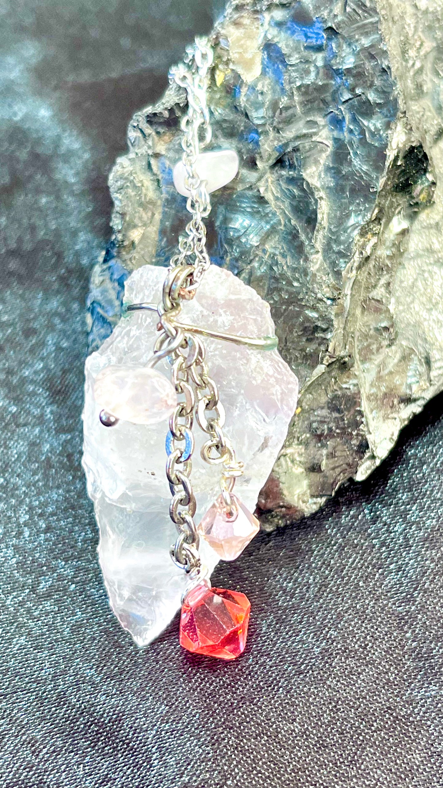 Destellos de Serenidad: Collar Largo de Cuarzo con chispa de Cristal Swarovski - K.Beloved LLC