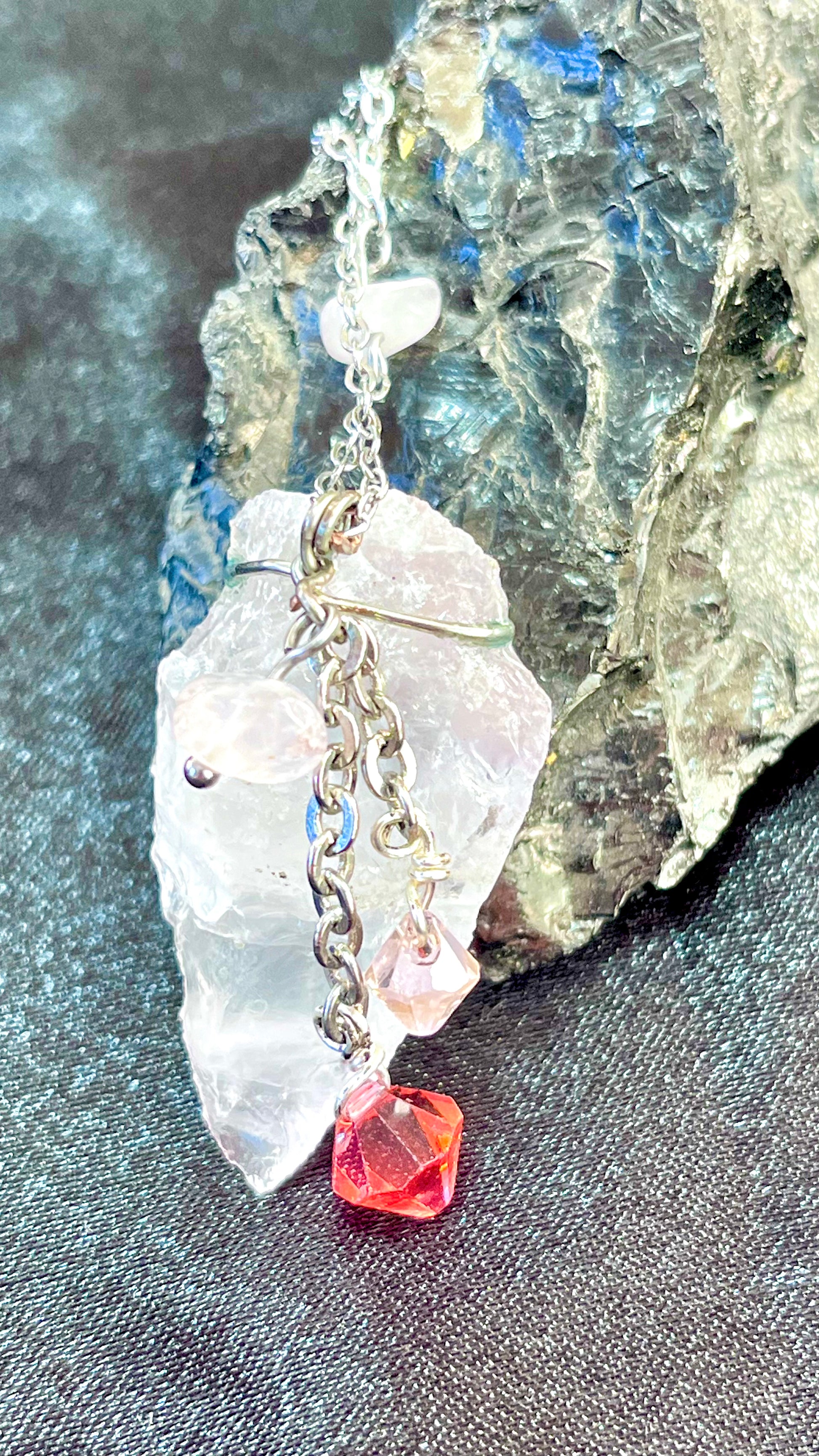 Destellos de Serenidad: Collar Largo de Cuarzo con chispa de Cristal Swarovski - K.Beloved LLC