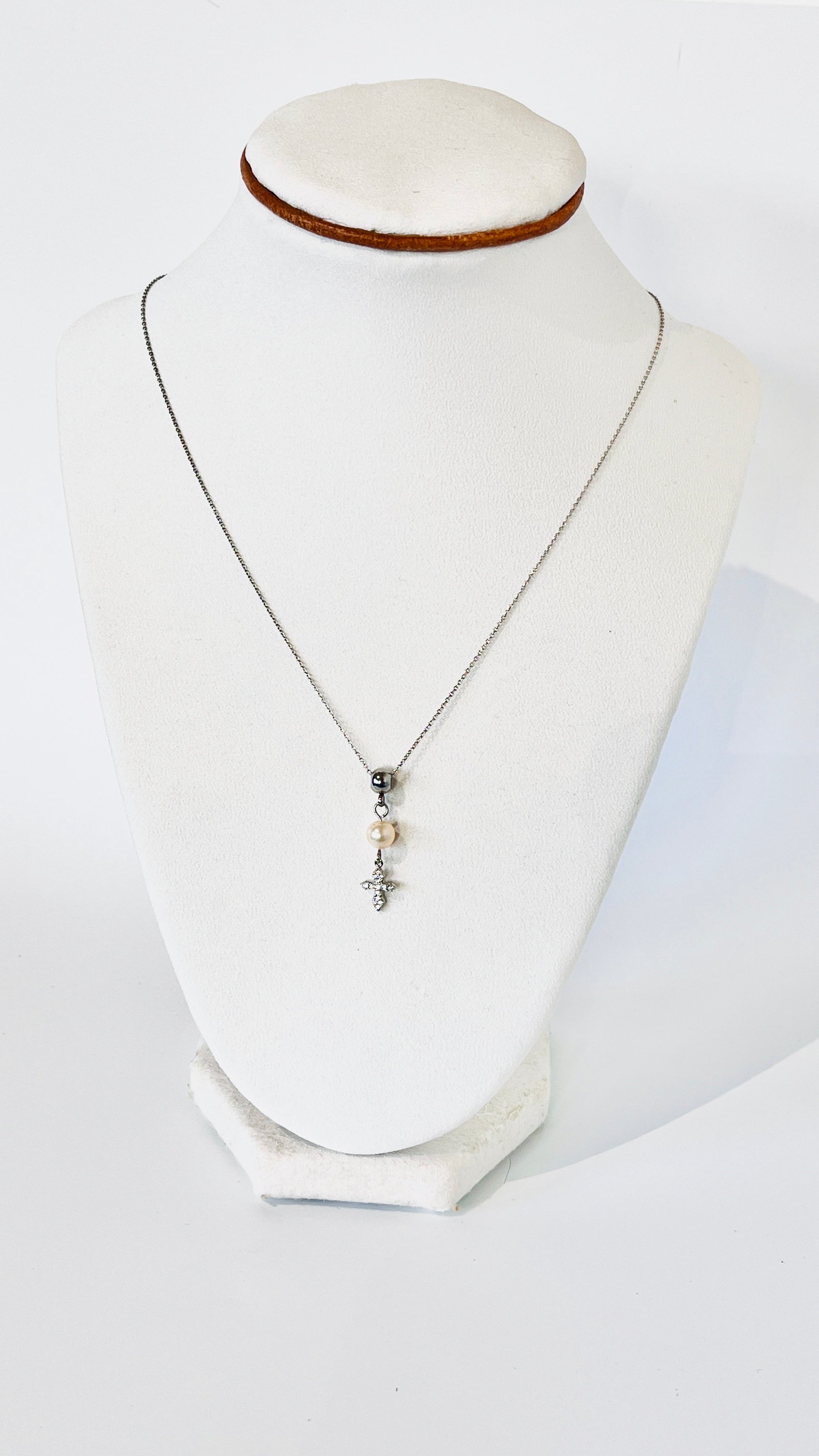 Cadena en 925, presenta un hermoso cuarzo redondo color violeta , con un Colgante de cruz de plata de primera ley con incrustaciones de Piedras  Zirconia . - K.Beloved LLC