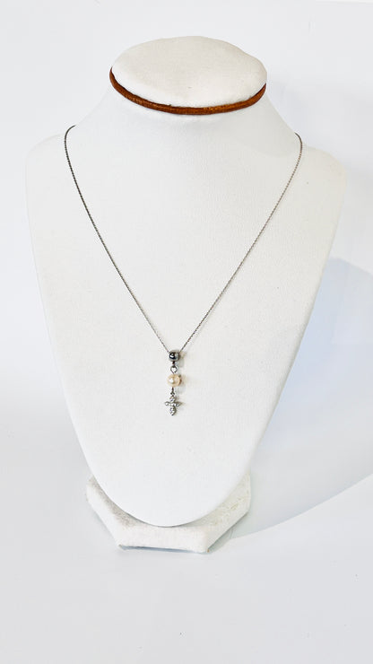 Cadena en 925, presenta un hermoso cuarzo redondo color violeta , con un Colgante de cruz de plata de primera ley con incrustaciones de Piedras  Zirconia . - K.Beloved LLC