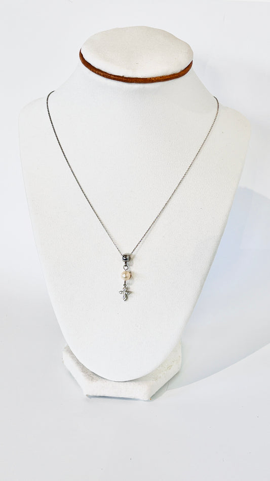 Cadena en 925, presenta un hermoso cuarzo redondo color violeta , con un Colgante de cruz de plata de primera ley con incrustaciones de Piedras  Zirconia . - K.Beloved LLC