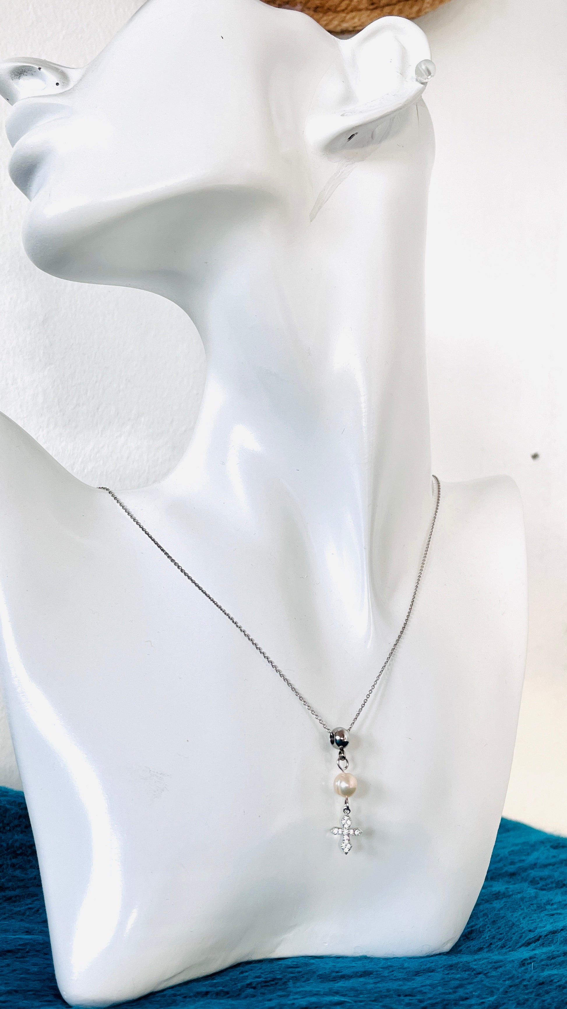 Cadena en 925, presenta un hermoso cuarzo redondo color violeta , con un Colgante de cruz de plata de primera ley con incrustaciones de Piedras  Zirconia . - K.Beloved LLC