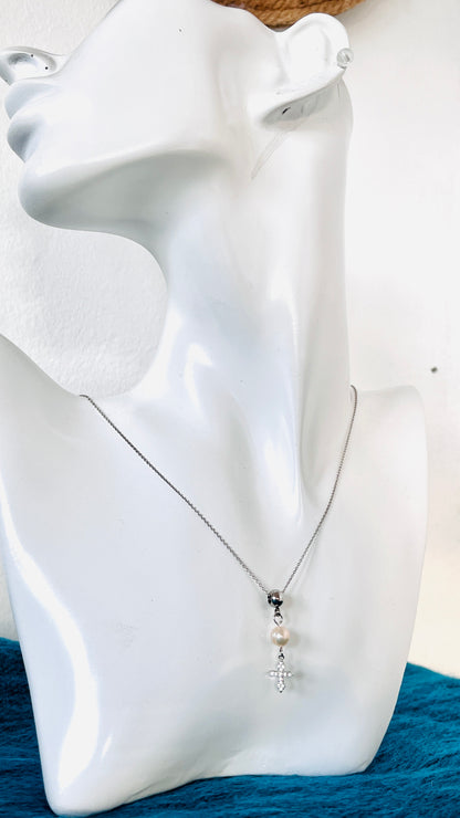 Cadena en 925, presenta un hermoso cuarzo redondo color violeta , con un Colgante de cruz de plata de primera ley con incrustaciones de Piedras  Zirconia . - K.Beloved LLC