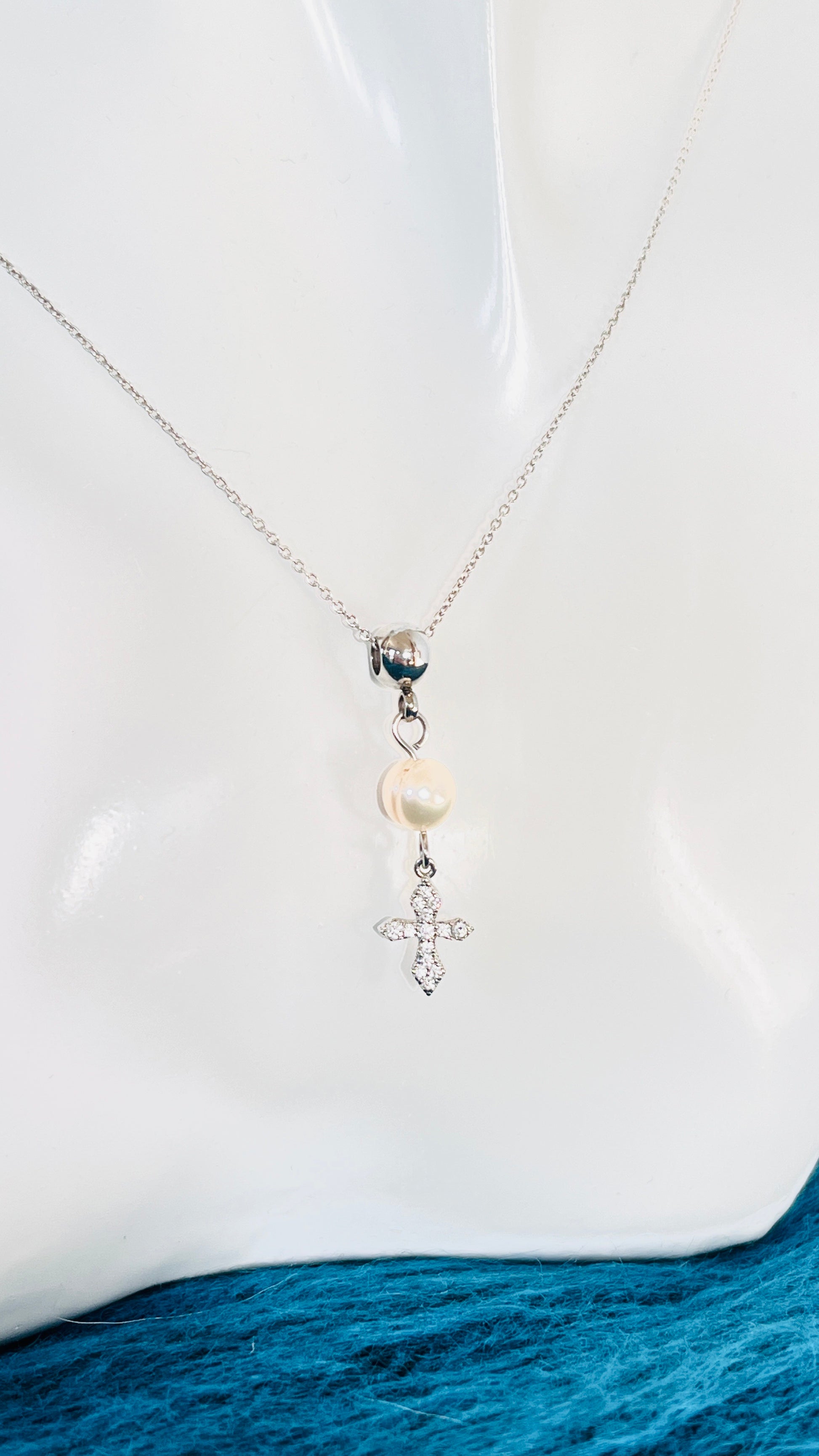 Cadena en 925, presenta un hermoso cuarzo redondo color violeta , con un Colgante de cruz de plata de primera ley con incrustaciones de Piedras  Zirconia . - K.Beloved LLC