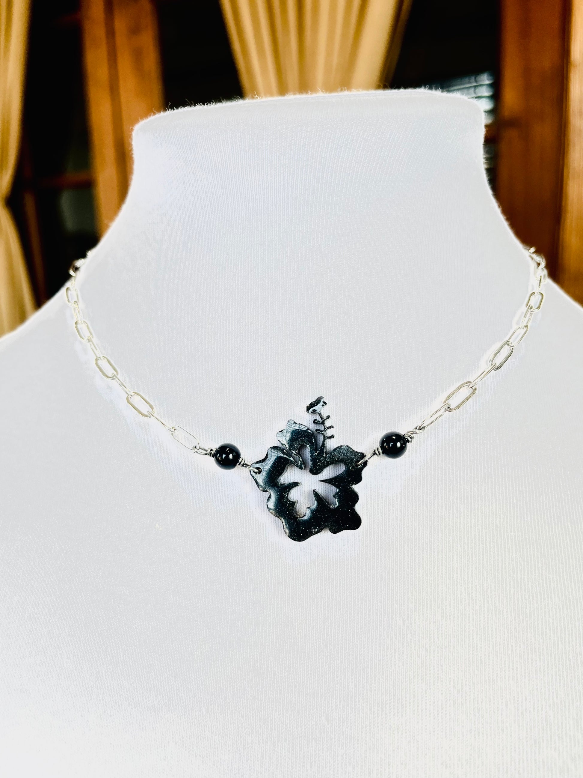 Collar Unisex , en Acero Inoxidable con Flor Grande  Maga en Resina Negro con Piedra Agate negra - K.Beloved LLC