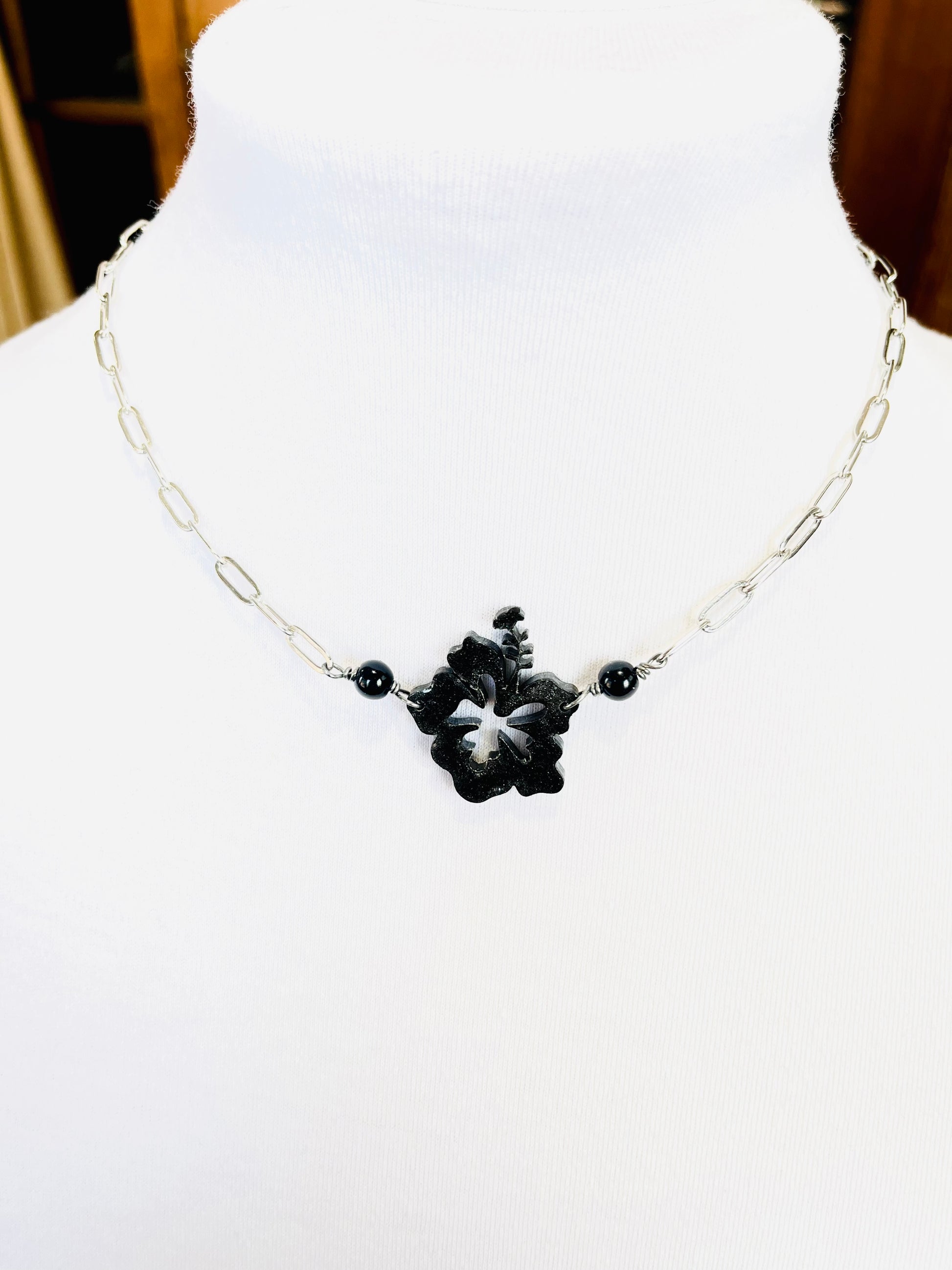 Collar Unisex , en Acero Inoxidable con Flor Grande  Maga en Resina Negro con Piedra Agate negra - K.Beloved LLC