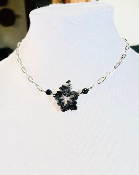 Collar Unisex , en Acero Inoxidable con Flor Grande  Maga en Resina Negro con Piedra Agate negra - K.Beloved LLC