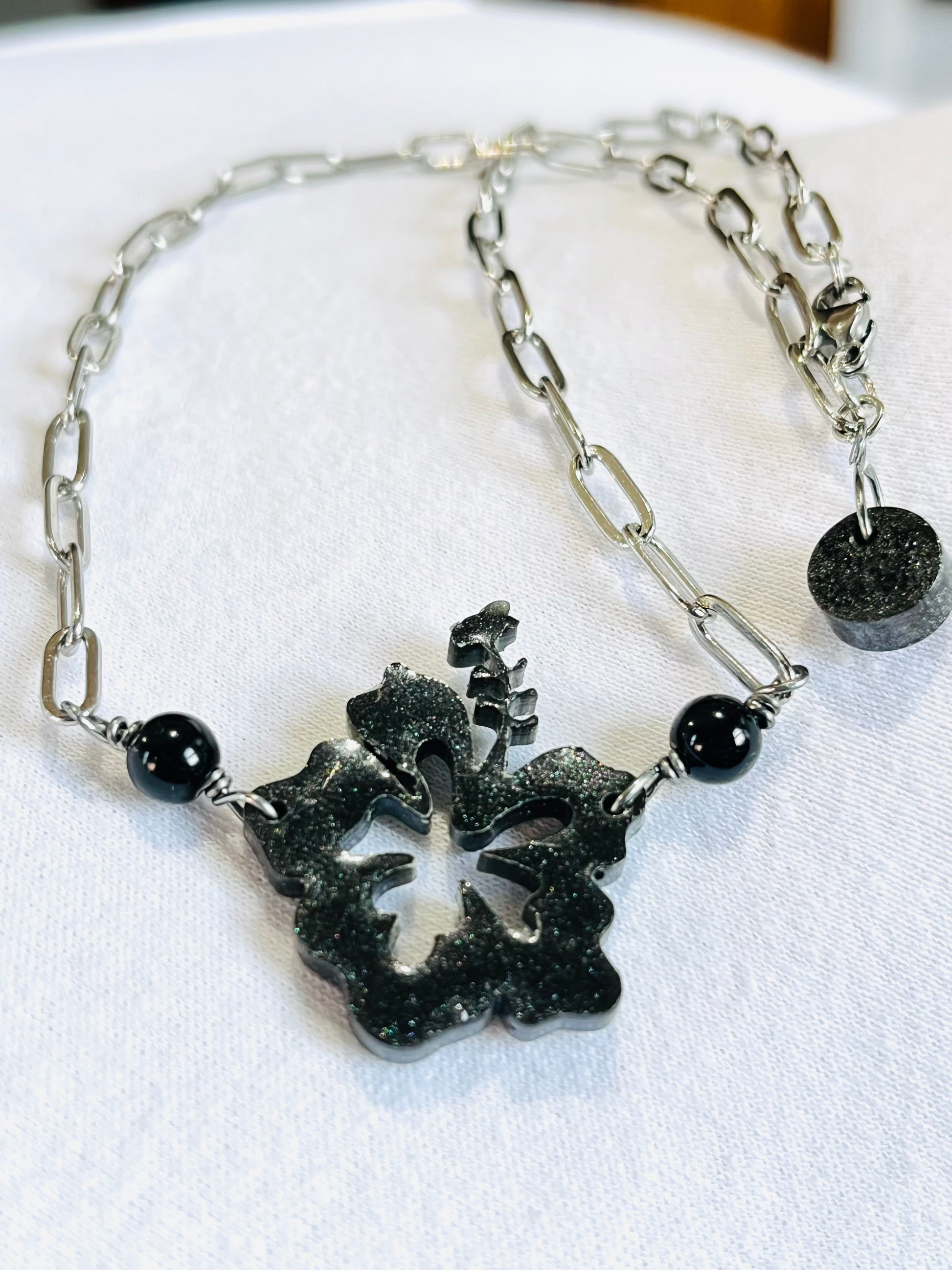Collar Unisex , en Acero Inoxidable con Flor Grande  Maga en Resina Negro con Piedra Agate negra - K.Beloved LLC