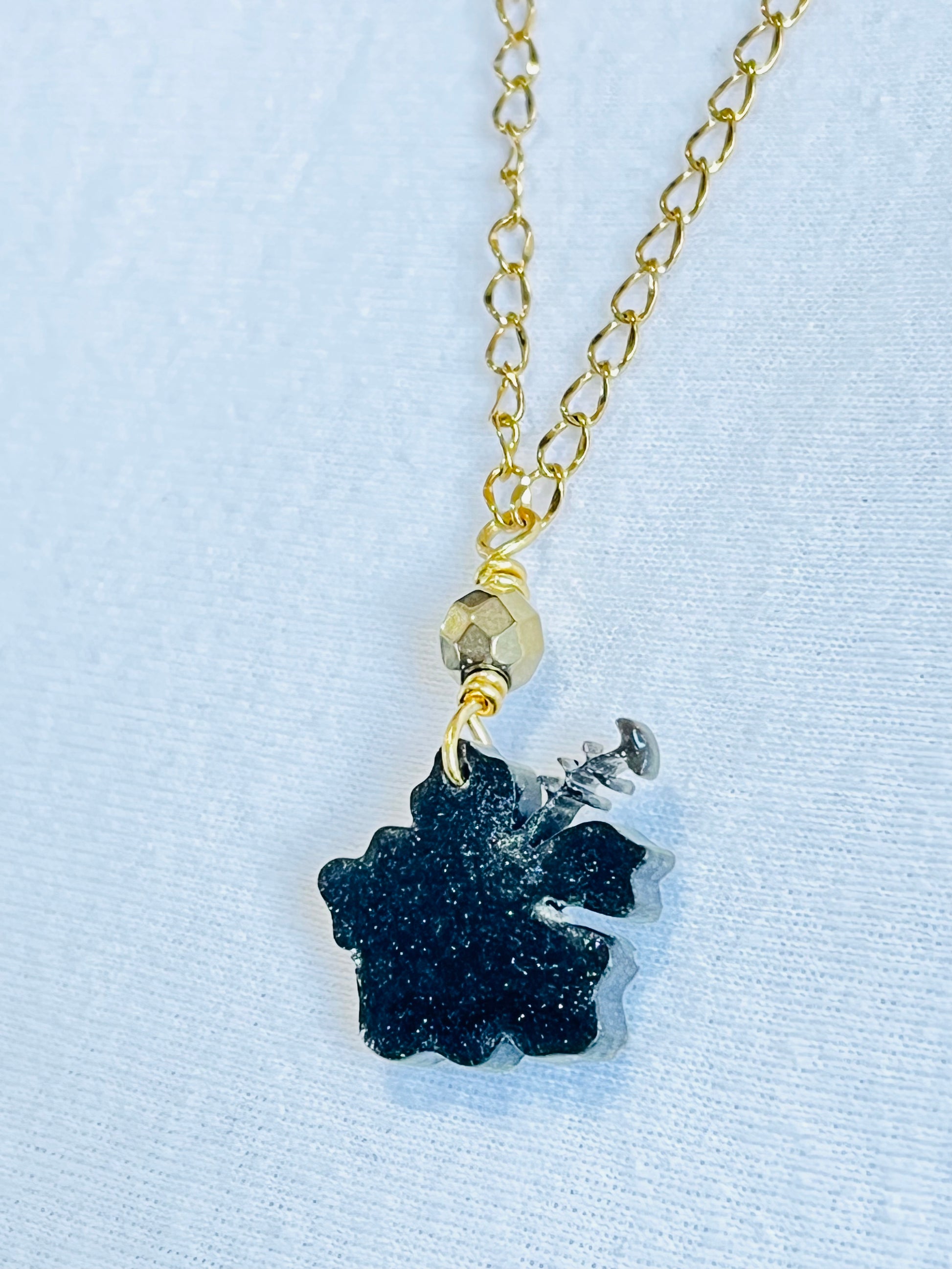 Collar en Acero Inoxidable 316 , con Colgante en Resina Flor Maga - K.Beloved LLC