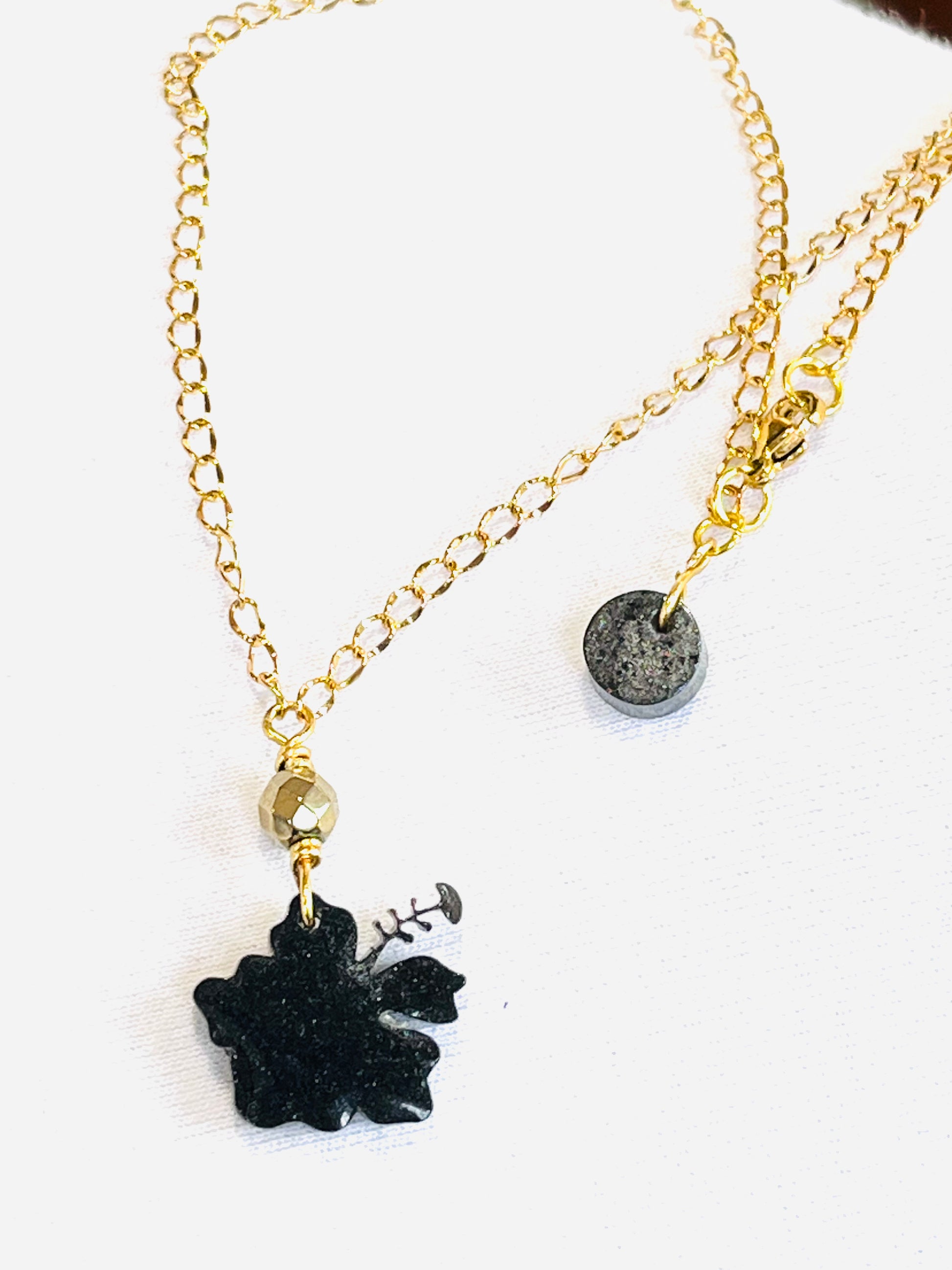 Collar en Acero Inoxidable 316 , con Colgante en Resina Flor Maga - K.Beloved LLC