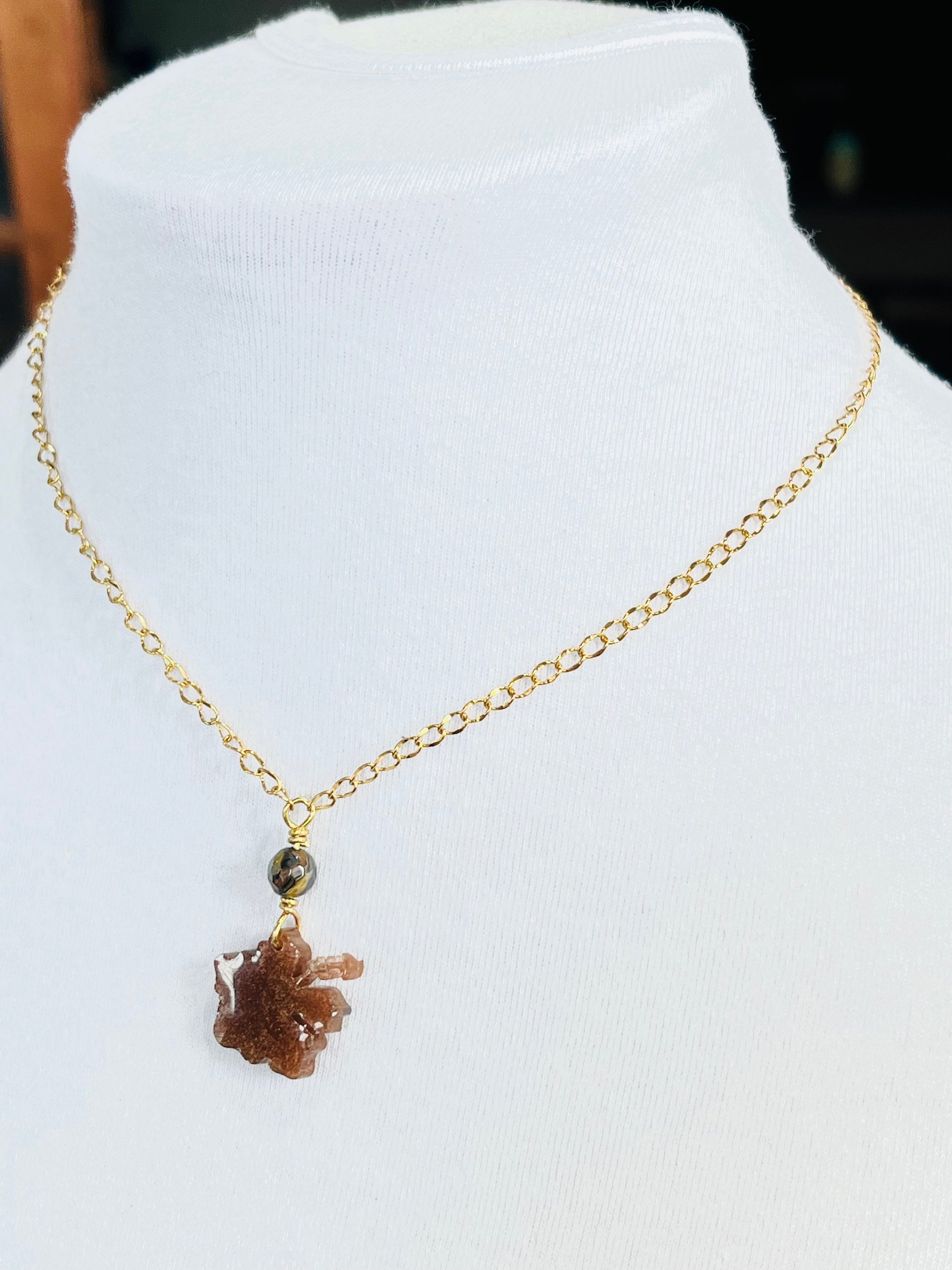 Collar en Acero Inoxidable con Colgante en Resina de Flor Maga color Marron - K.Beloved LLC