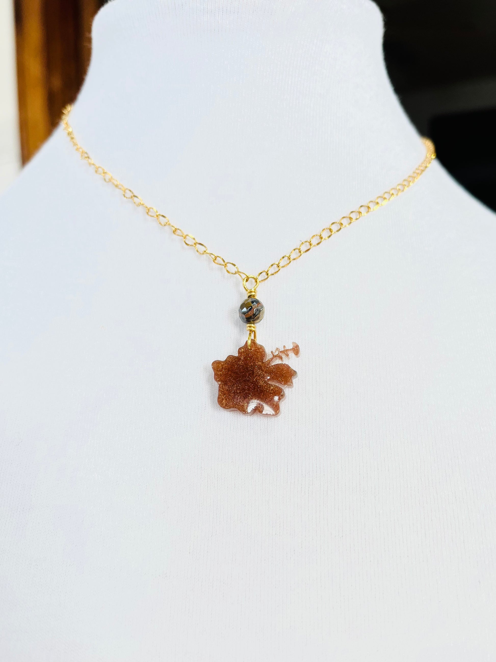 Collar en Acero Inoxidable con Colgante en Resina de Flor Maga color Marron - K.Beloved LLC