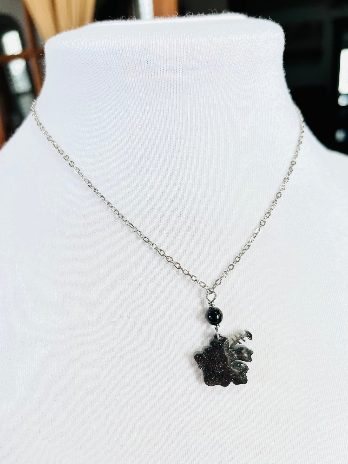 Collar en Acero Inoxidable , con Colgante en Resina color negro Flor Maga - K.Beloved LLC
