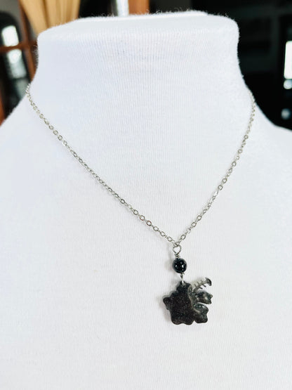 Collar en Acero Inoxidable , con Colgante en Resina color negro Flor Maga - K.Beloved LLC