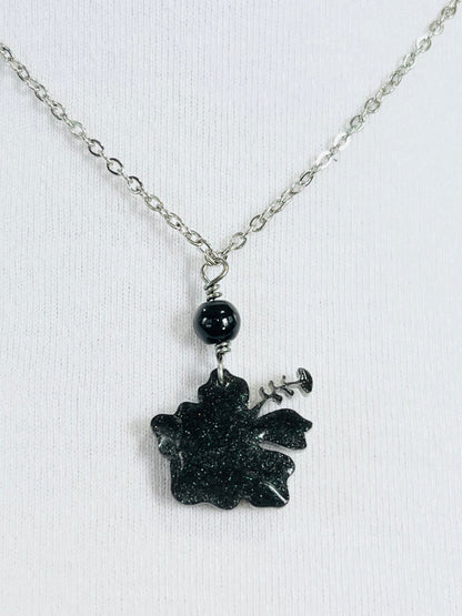 Collar en Acero Inoxidable , con Colgante en Resina color negro Flor Maga - K.Beloved LLC