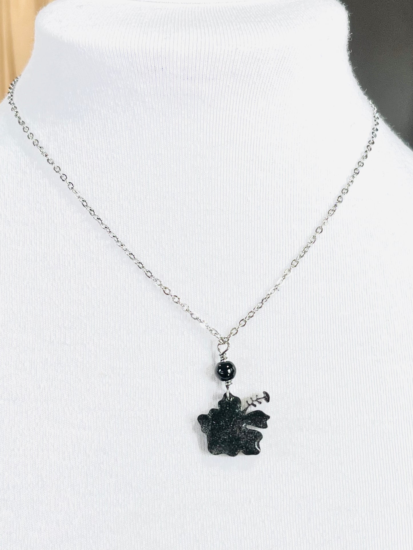 Collar en Acero Inoxidable , con Colgante en Resina color negro Flor Maga - K.Beloved LLC
