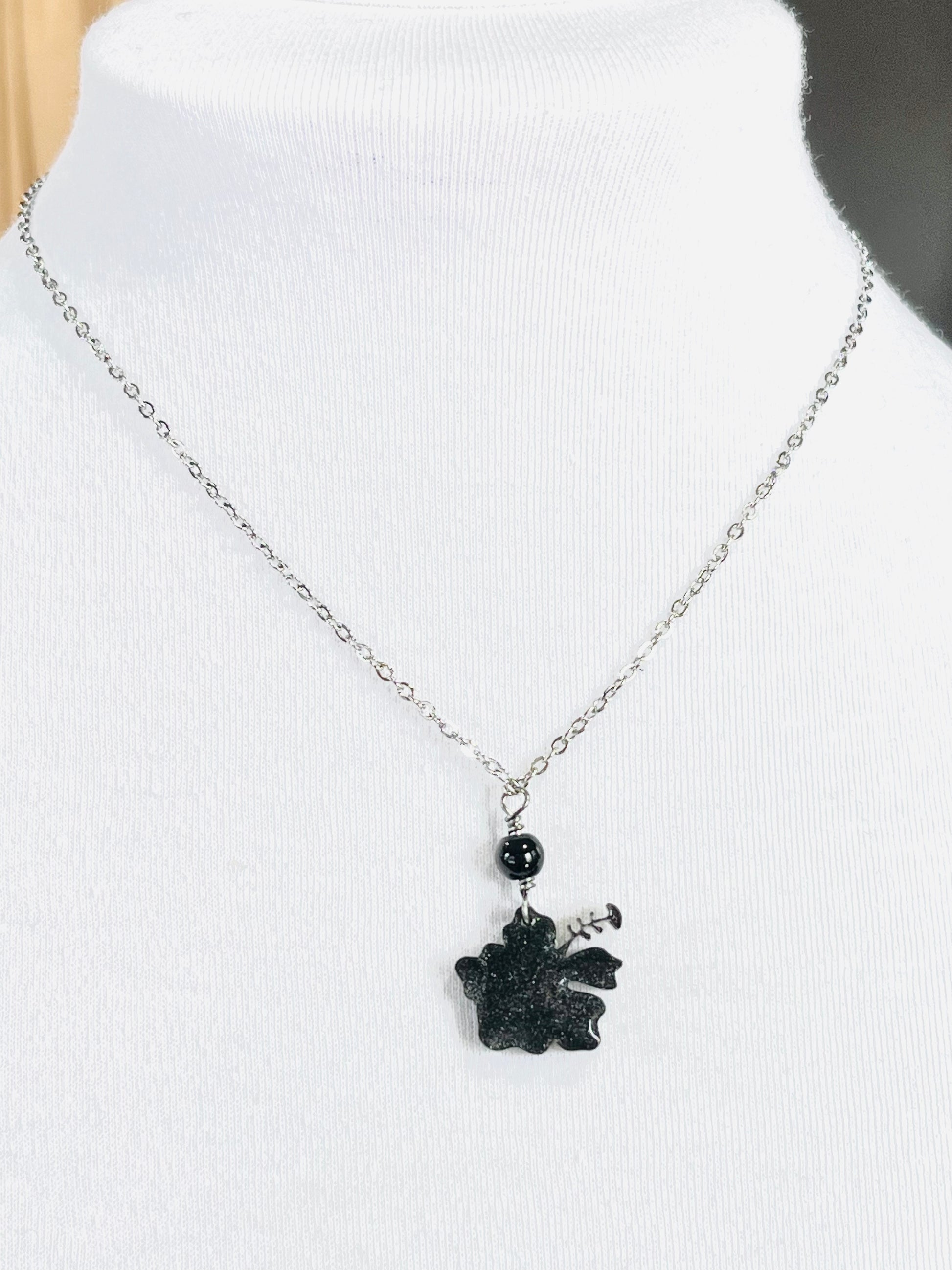 Collar en Acero Inoxidable , con Colgante en Resina color negro Flor Maga - K.Beloved LLC