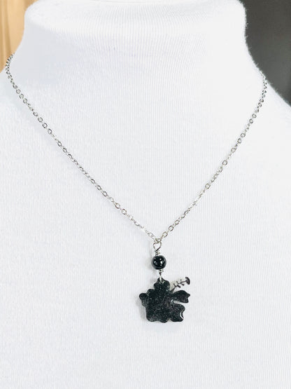 Collar en Acero Inoxidable , con Colgante en Resina color negro Flor Maga - K.Beloved LLC