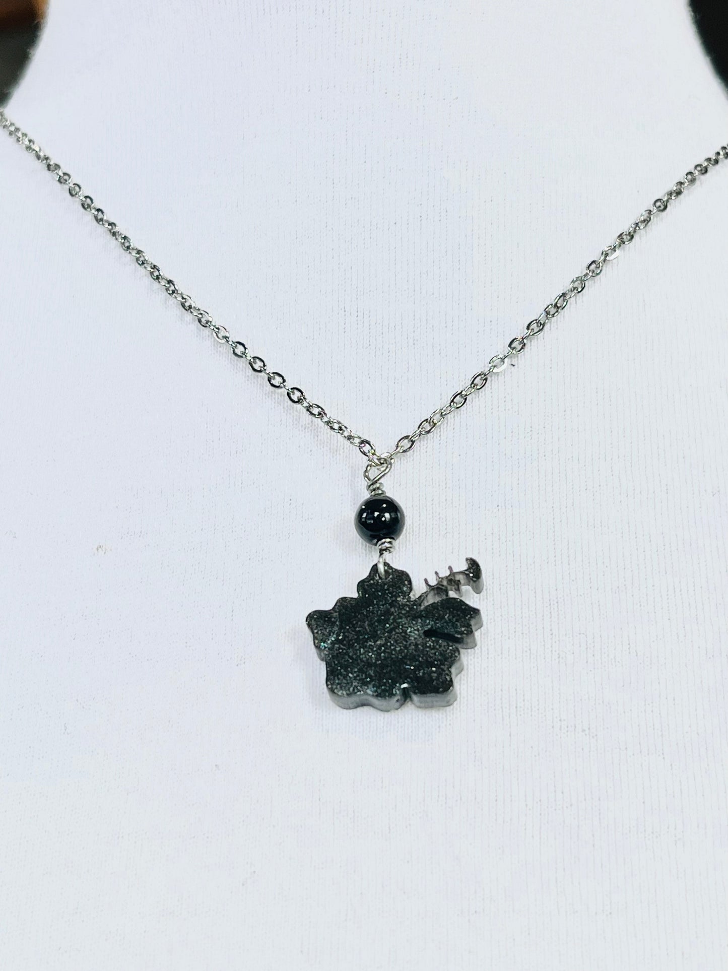 Collar en Acero Inoxidable , con Colgante en Resina color negro Flor Maga - K.Beloved LLC