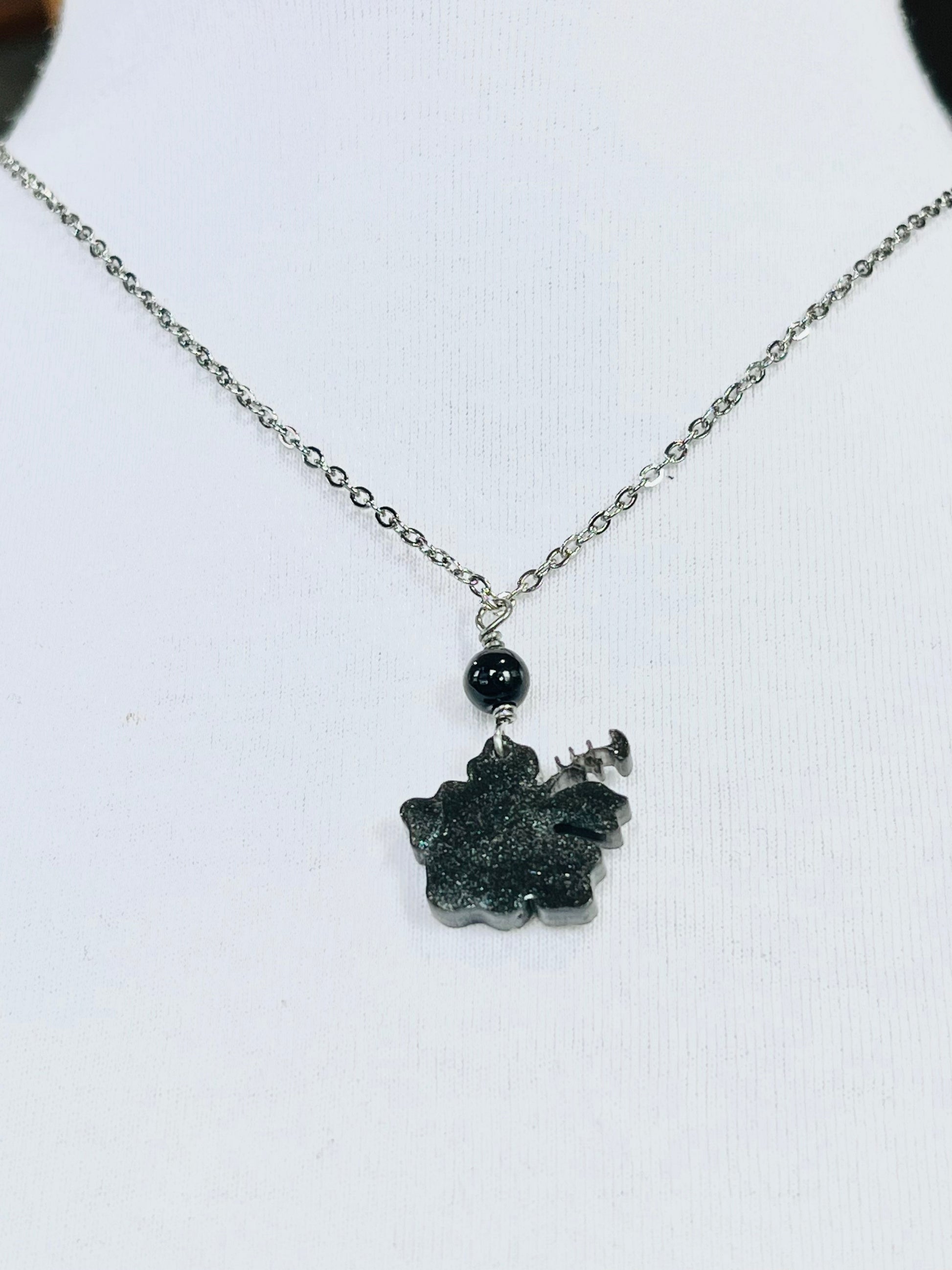 Collar en Acero Inoxidable , con Colgante en Resina color negro Flor Maga - K.Beloved LLC