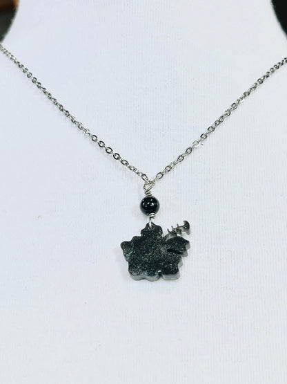 Collar en Acero Inoxidable , con Colgante en Resina color negro Flor Maga - K.Beloved LLC