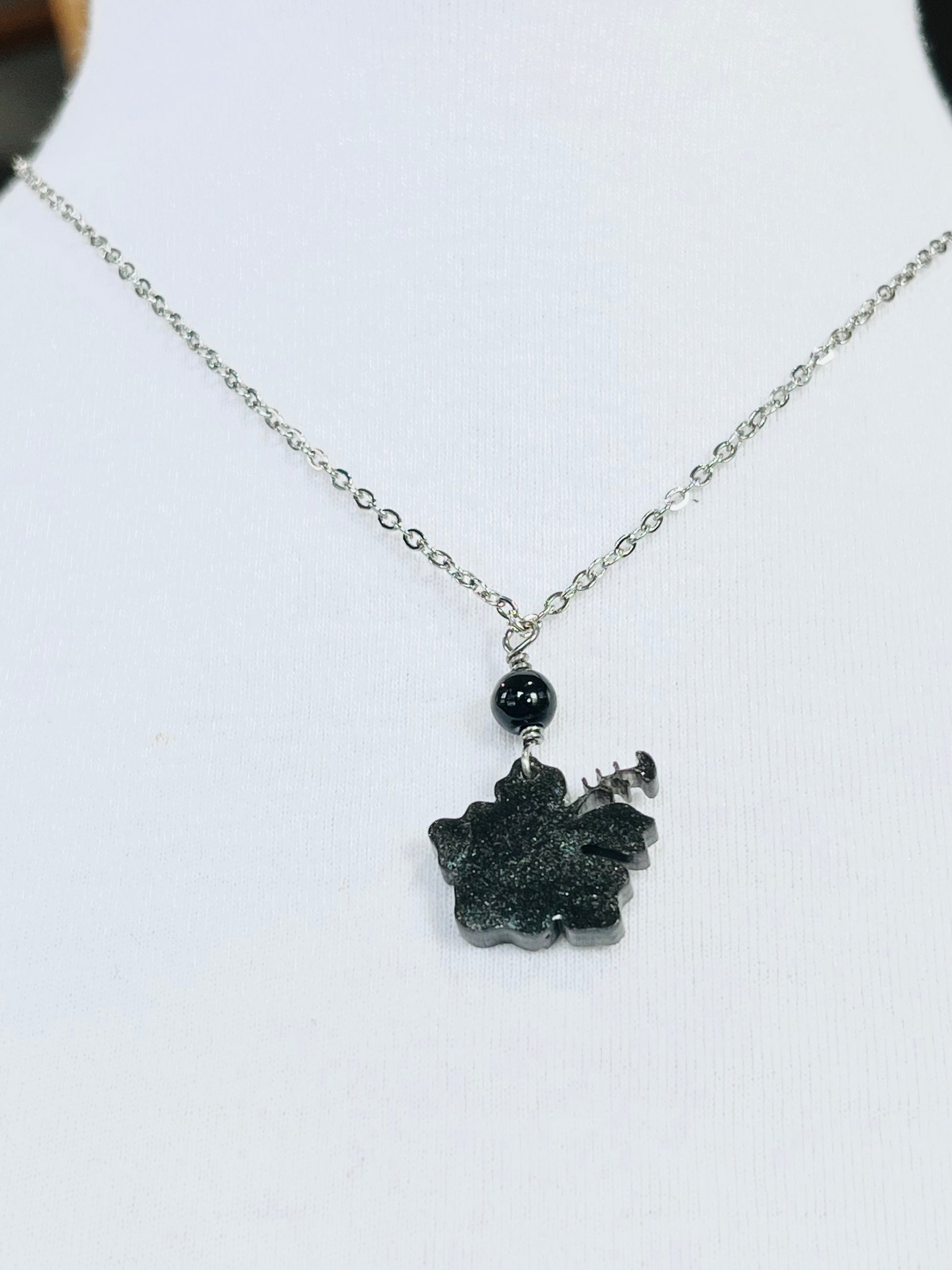 Collar en Acero Inoxidable , con Colgante en Resina color negro Flor Maga - K.Beloved LLC