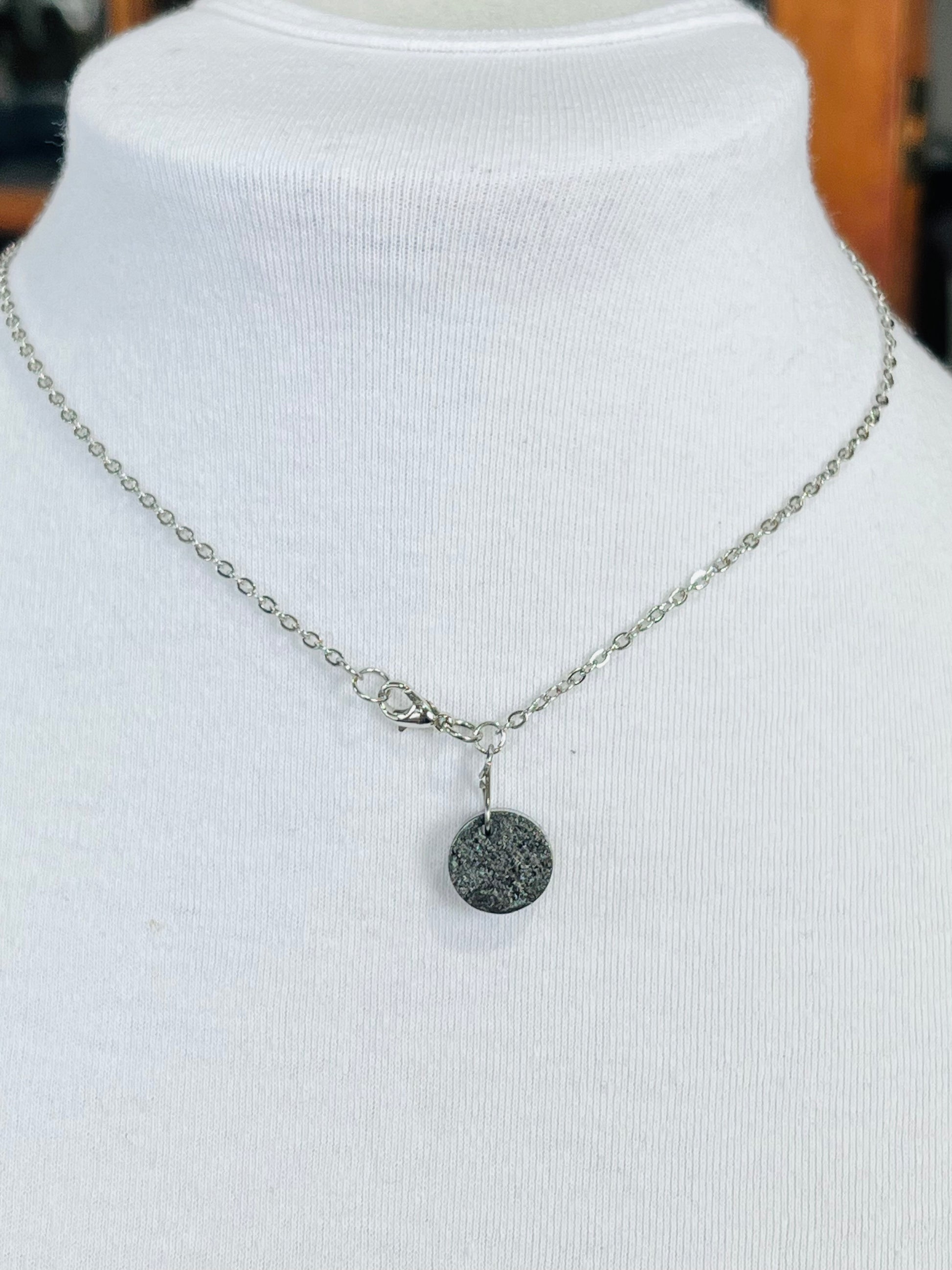 Collar en Acero Inoxidable , con Colgante en Resina color negro Flor Maga - K.Beloved LLC