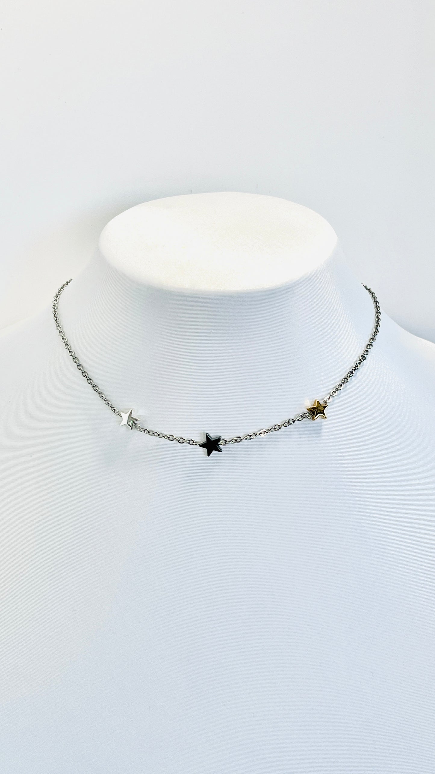 "Trío Estelar: Collar de Acero Inoxidable con Estrellas Tricolor - K.Beloved LLC