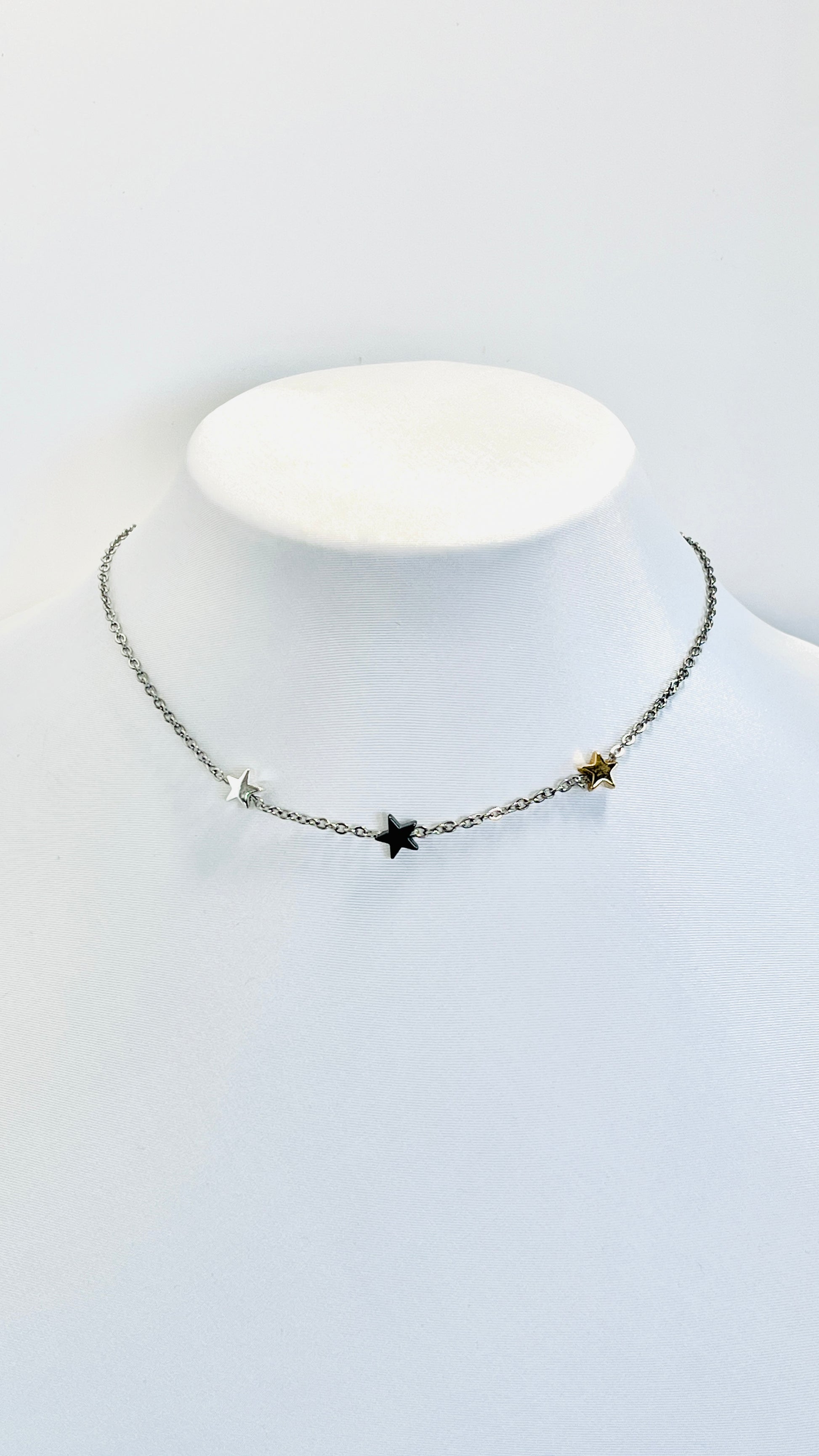 "Trío Estelar: Collar de Acero Inoxidable con Estrellas Tricolor - K.Beloved LLC