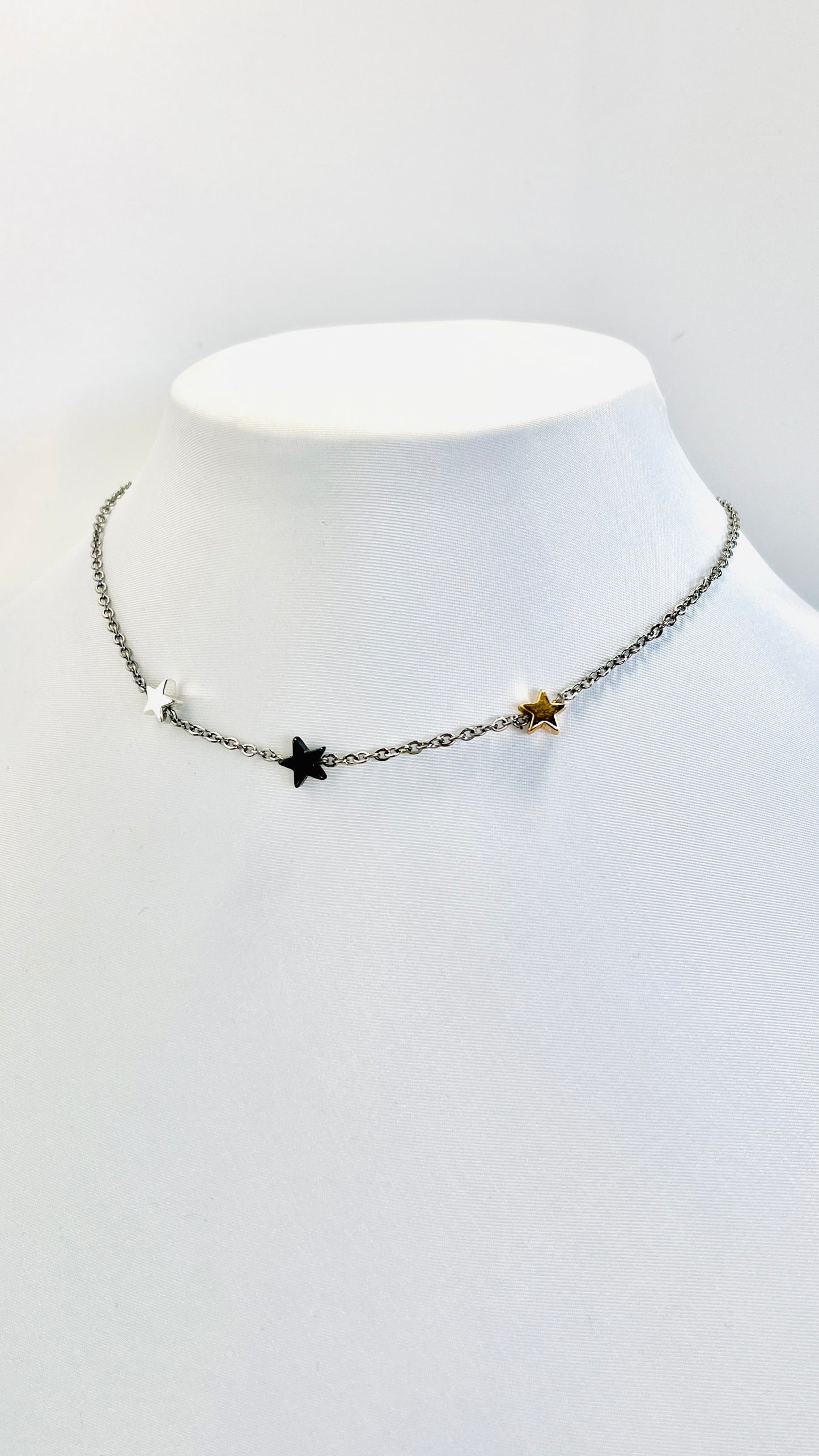 "Trío Estelar: Collar de Acero Inoxidable con Estrellas Tricolor - K.Beloved LLC