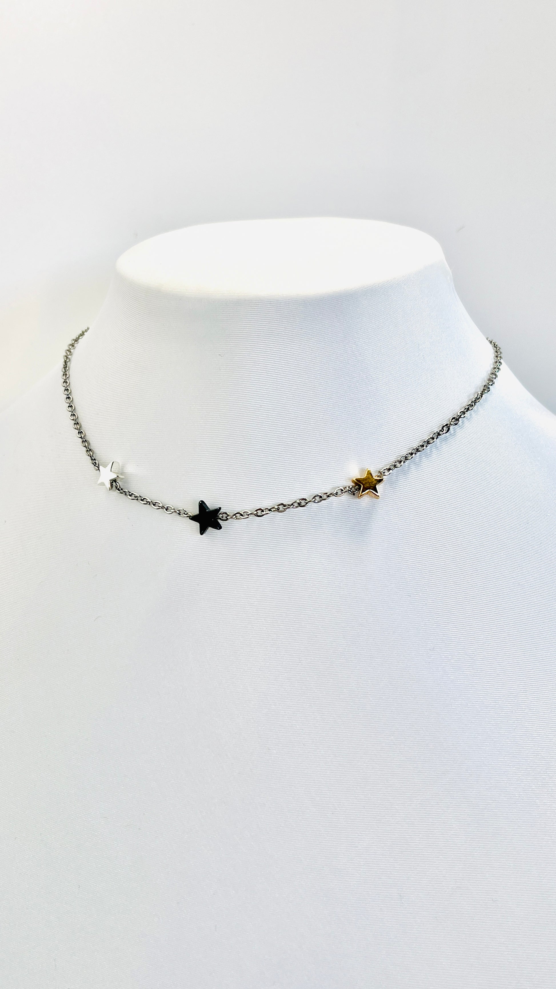 "Trío Estelar: Collar de Acero Inoxidable con Estrellas Tricolor - K.Beloved LLC