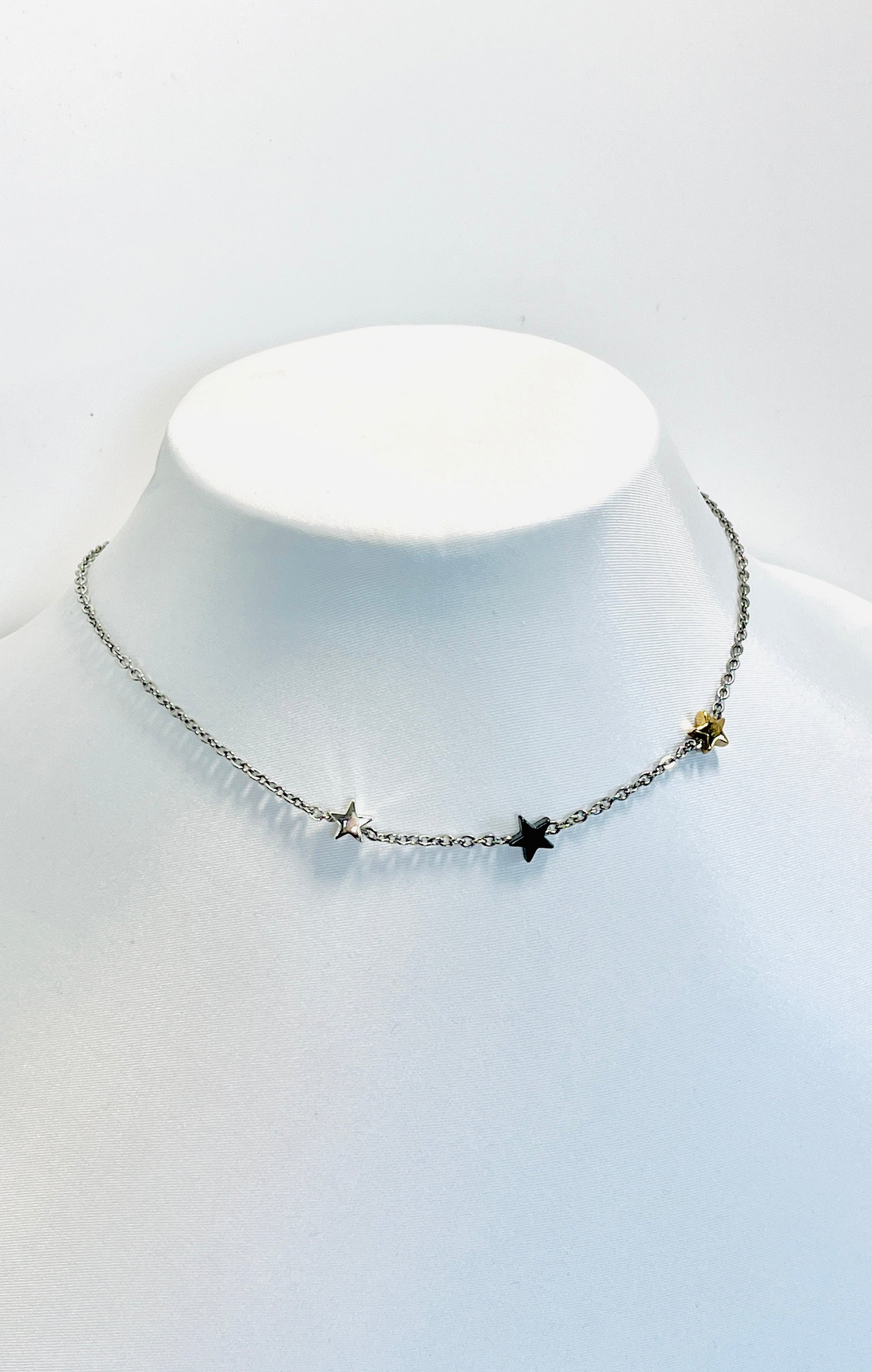 "Trío Estelar: Collar de Acero Inoxidable con Estrellas Tricolor - K.Beloved LLC