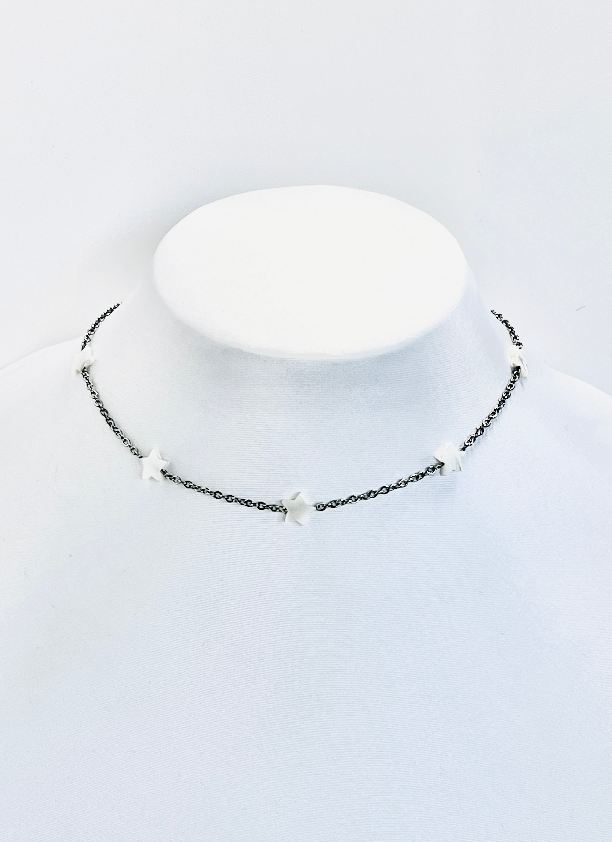 "Encanto Estelar: Collar de Acero Inoxidable con Brillantes Estrellas Blancas" - K.Beloved LLC