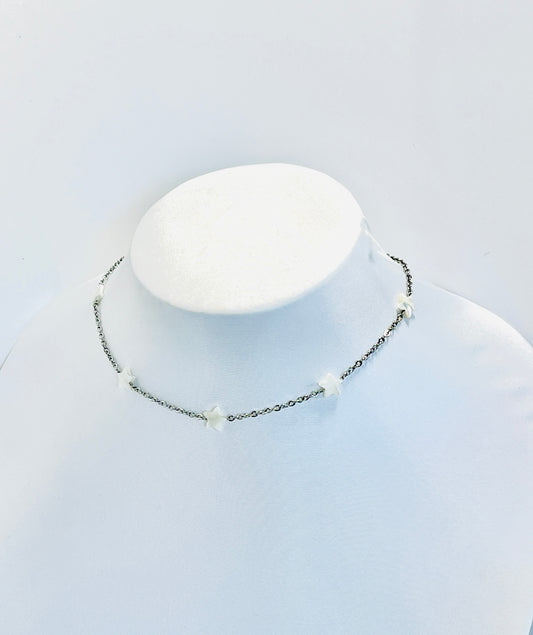 "Encanto Estelar: Collar de Acero Inoxidable con Brillantes Estrellas Blancas" - K.Beloved LLC