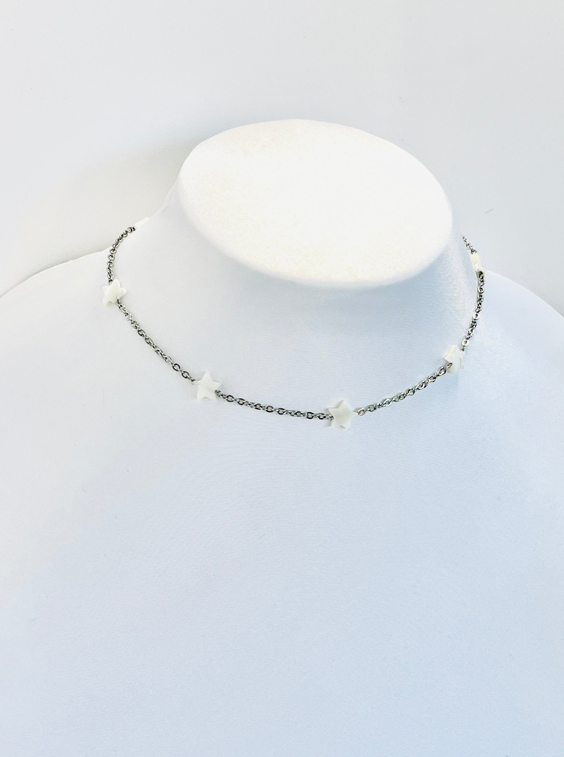 "Encanto Estelar: Collar de Acero Inoxidable con Brillantes Estrellas Blancas" - K.Beloved LLC