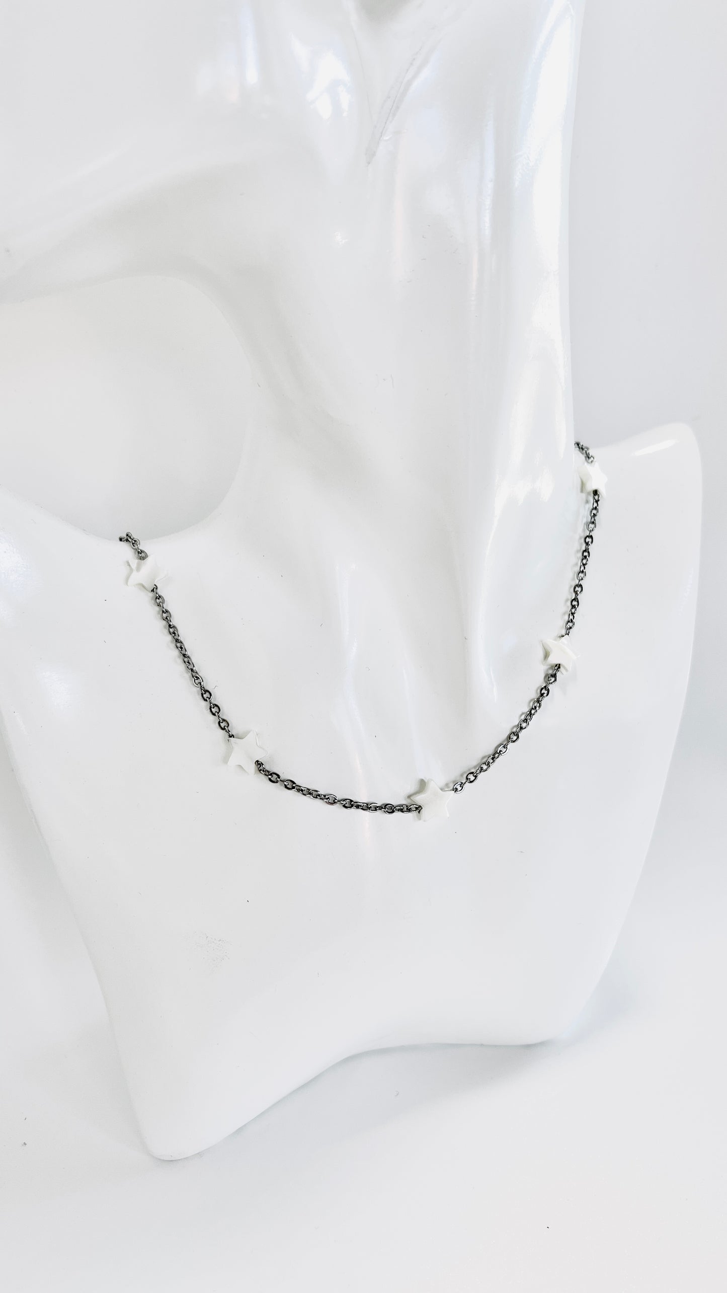 "Encanto Estelar: Collar de Acero Inoxidable con Brillantes Estrellas Blancas" - K.Beloved LLC