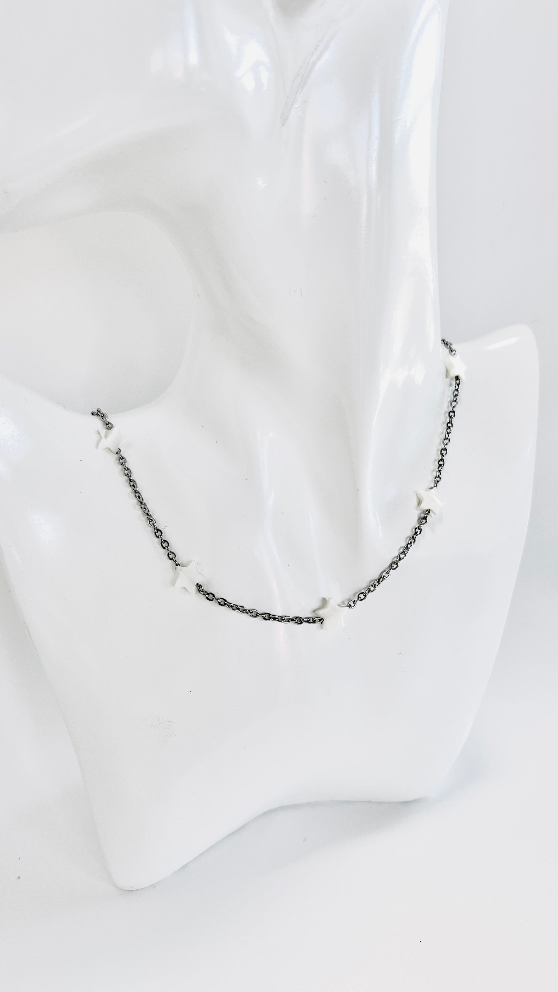 "Encanto Estelar: Collar de Acero Inoxidable con Brillantes Estrellas Blancas" - K.Beloved LLC