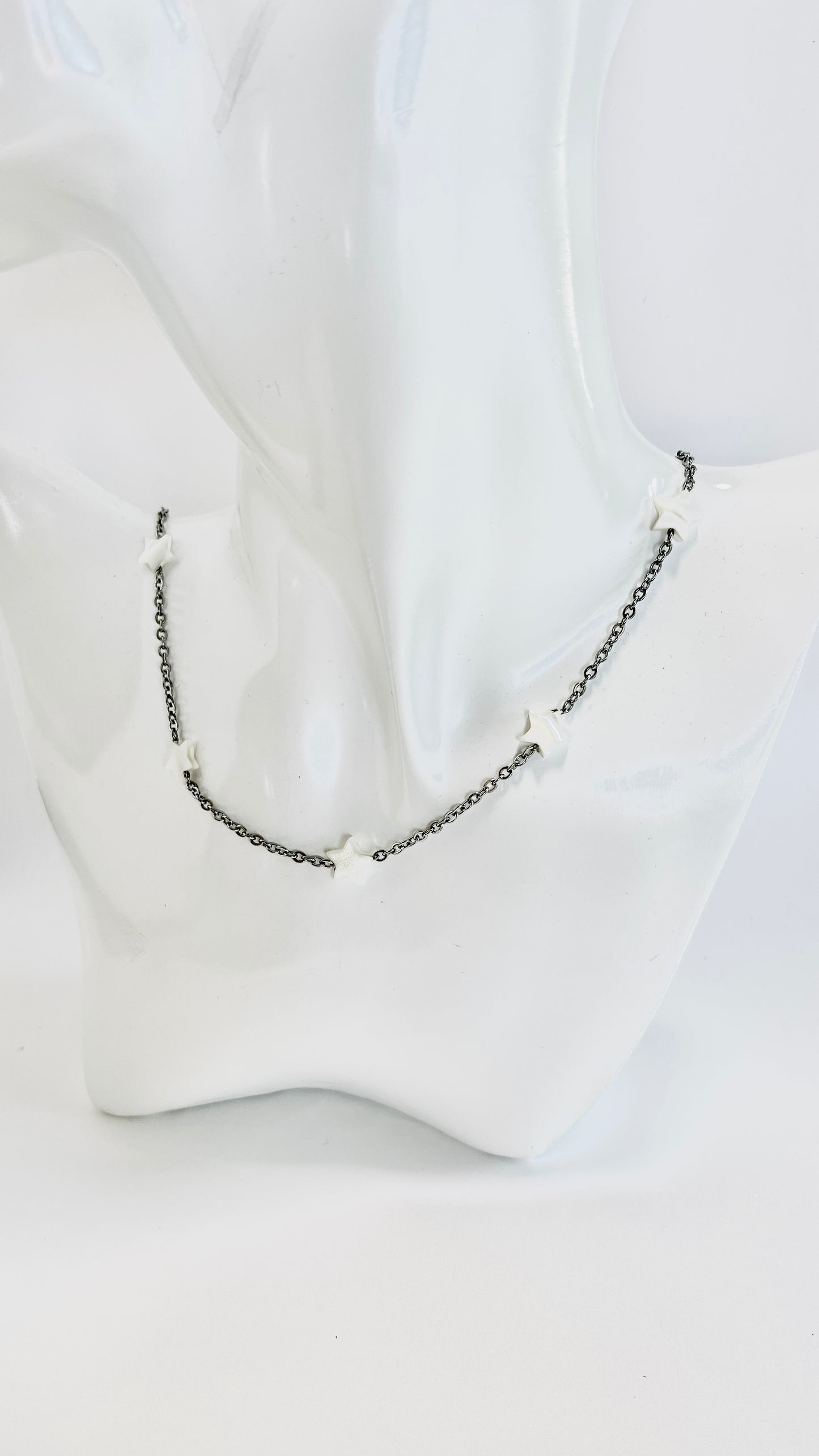 "Encanto Estelar: Collar de Acero Inoxidable con Brillantes Estrellas Blancas" - K.Beloved LLC