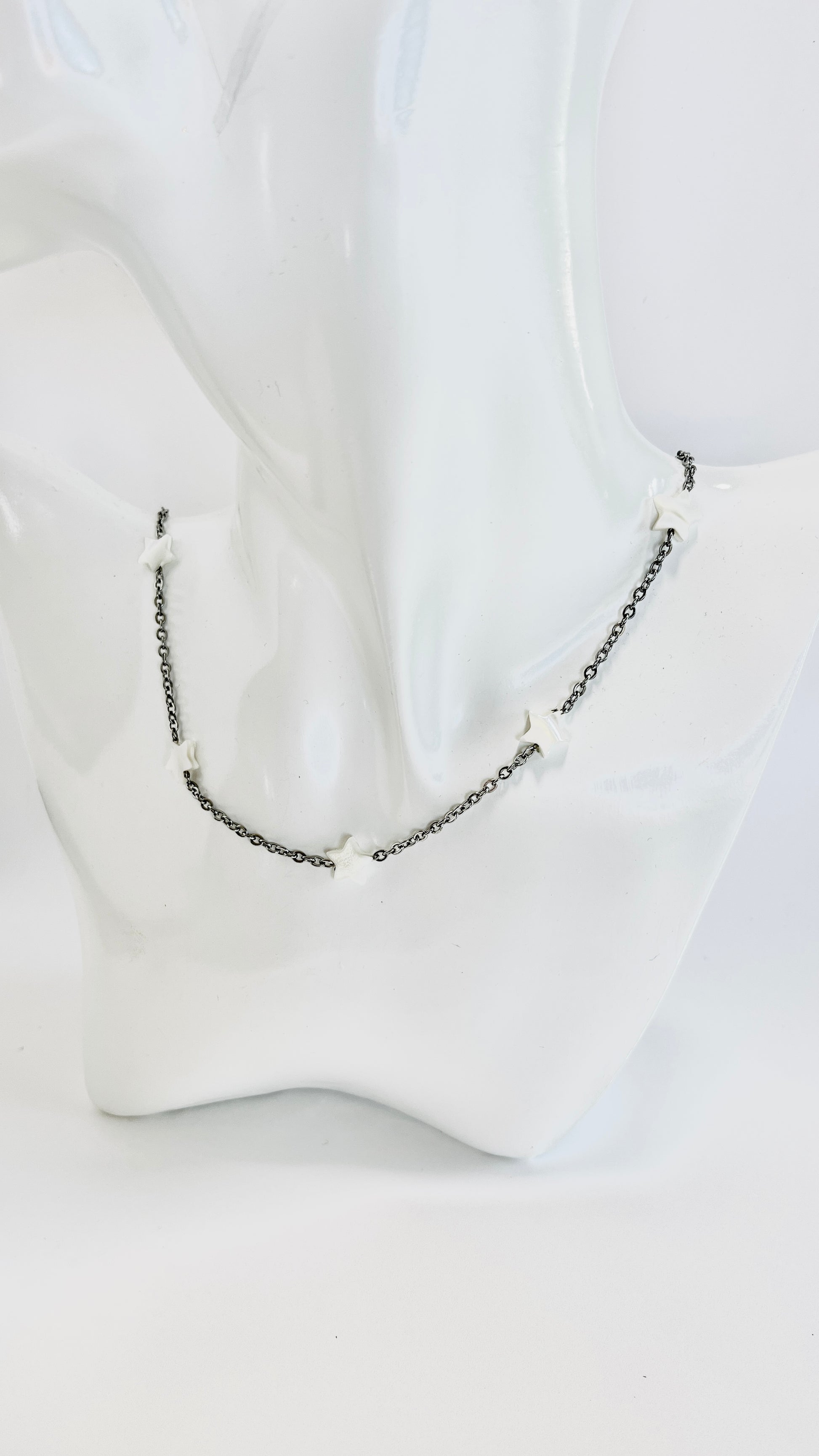 "Encanto Estelar: Collar de Acero Inoxidable con Brillantes Estrellas Blancas" - K.Beloved LLC