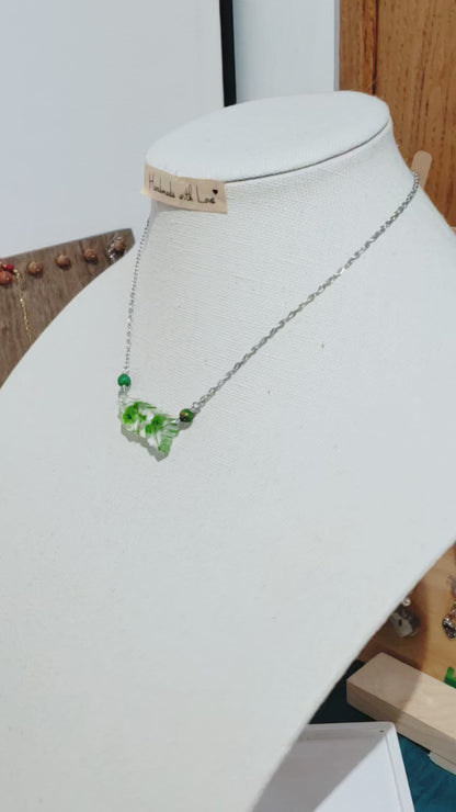 Collar en Acero Inoxidable con Dije de Mapa de PR en resina Transparente con Flores Verdes secas