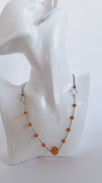 Collar de Acero Inoxidable con Perlas de Cristal Genuinas que ofrecen un Estilo Sutil y Delicado