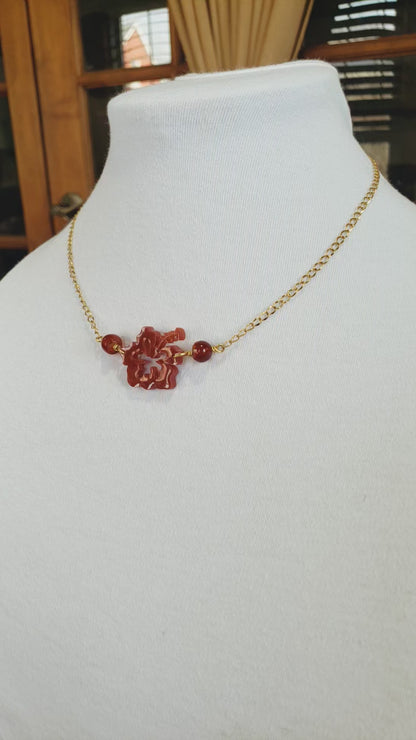 Collar en Acero Inoxidable en dorado con Flor Maga en Resina en color Rojo Oscuro
