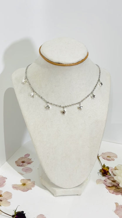 Deja que las estrellas te guíen con este hermoso collar en acero inoxidable, adornado con delicados colgantes de estrellas