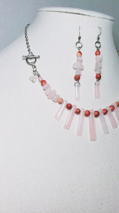 Este conjunto de Collar y Aretes está compuesto por piedras preciosas de cuarzo rosa que aportarán un aspecto suave y delicado