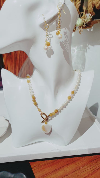Delicado y Moderno Collar de Perlas de Agua Dulce Con un Toque de Cuarzo en combinación con unos Aretes Largos