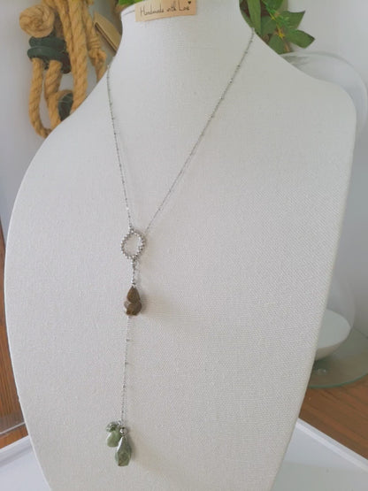 Hermoso y llamativo collar largo , se ajusta al largor que guste  en conjunto  con Aretes piedras en Ruby